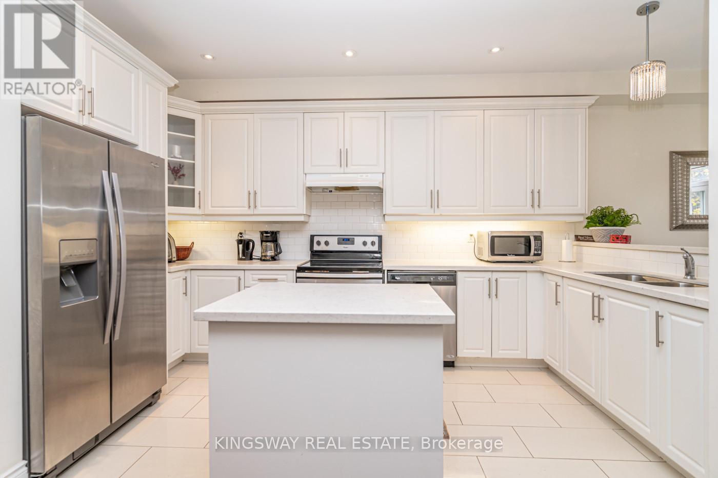 3670 Banff Court, Mississauga, ON - Indoor Photo Showing Kitchen With Double Sink With Upgraded Kitchen