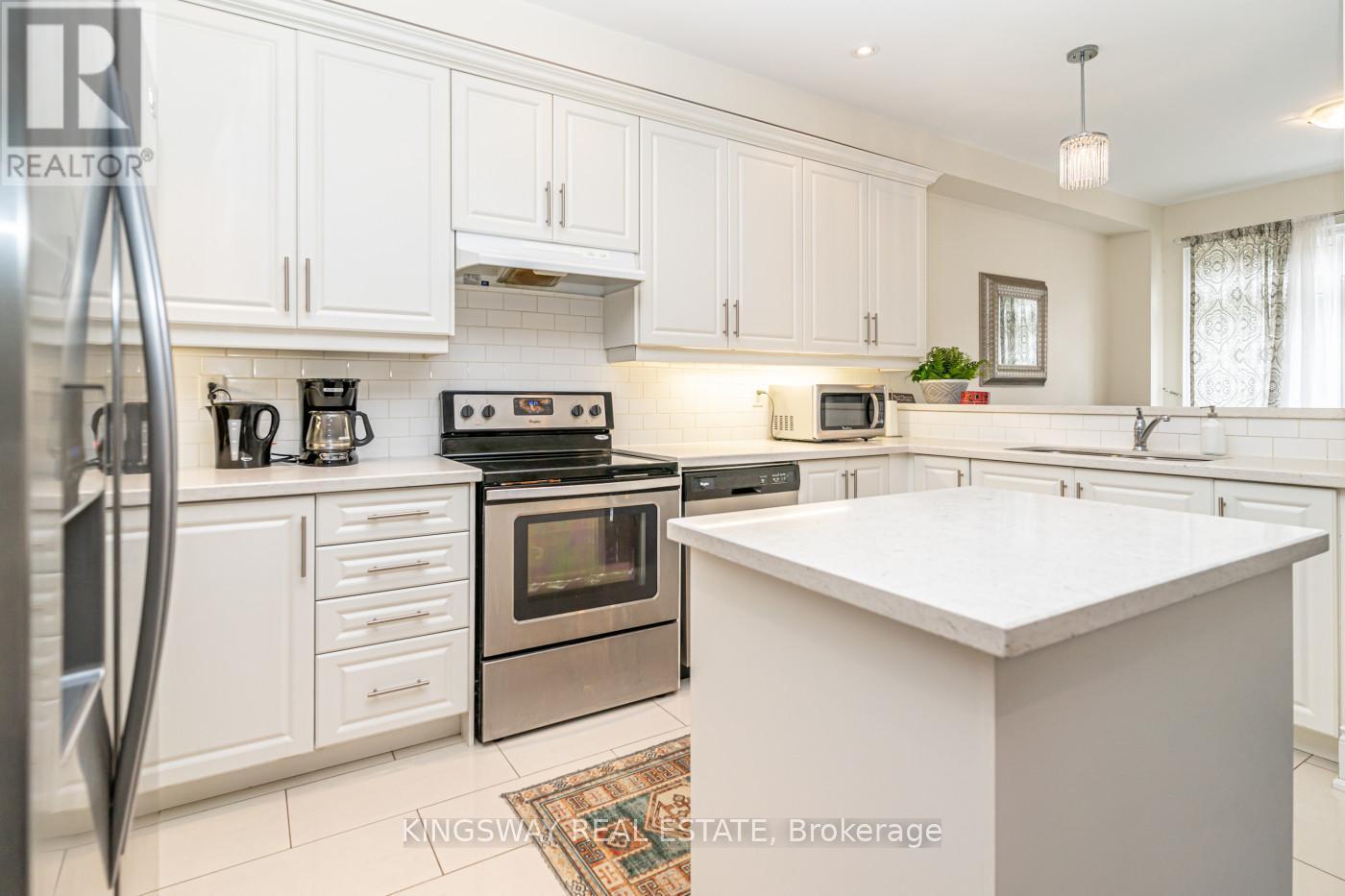 3670 Banff Court, Mississauga, ON - Indoor Photo Showing Kitchen With Upgraded Kitchen