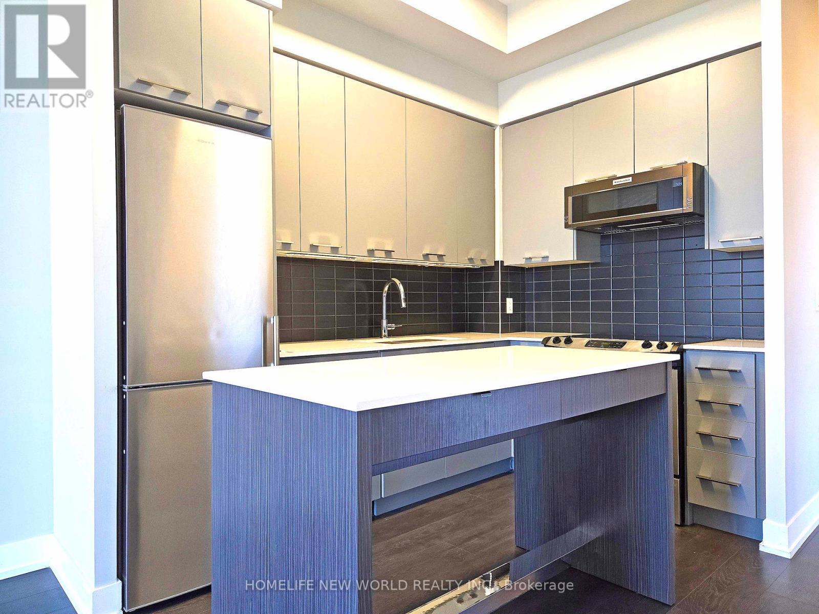 Kitchen - 731 - 9471 Yonge Street, Richmond Hill, ON - Indoor Photo Showing Kitchen With Upgraded Kitchen