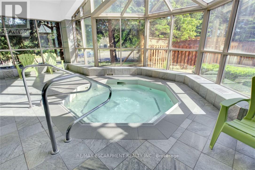 306 - 75 King Street E, Mississauga, ON - With In Ground Pool