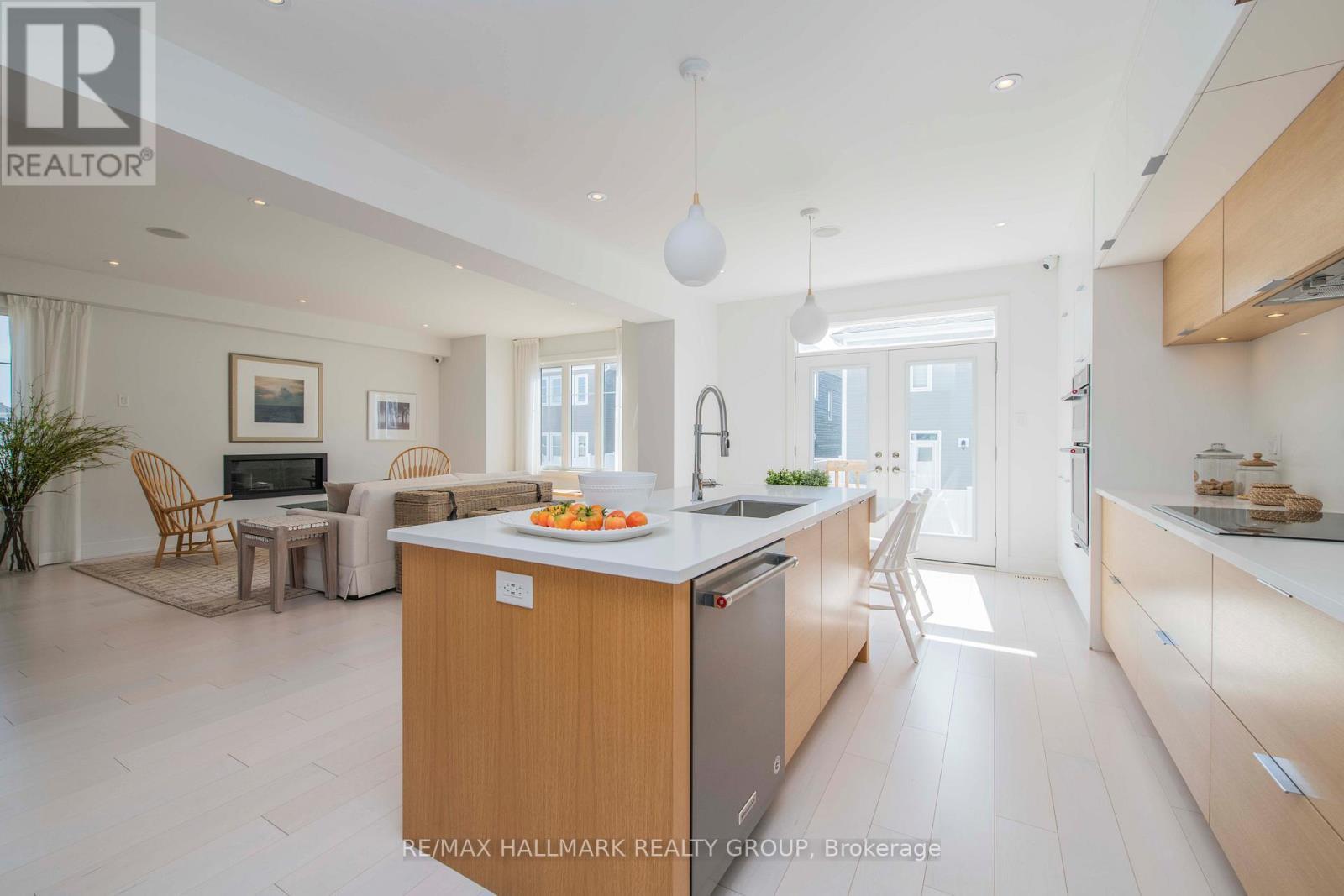 106 Hackamore Crescent, Ottawa, ON - Indoor Photo Showing Kitchen With Upgraded Kitchen