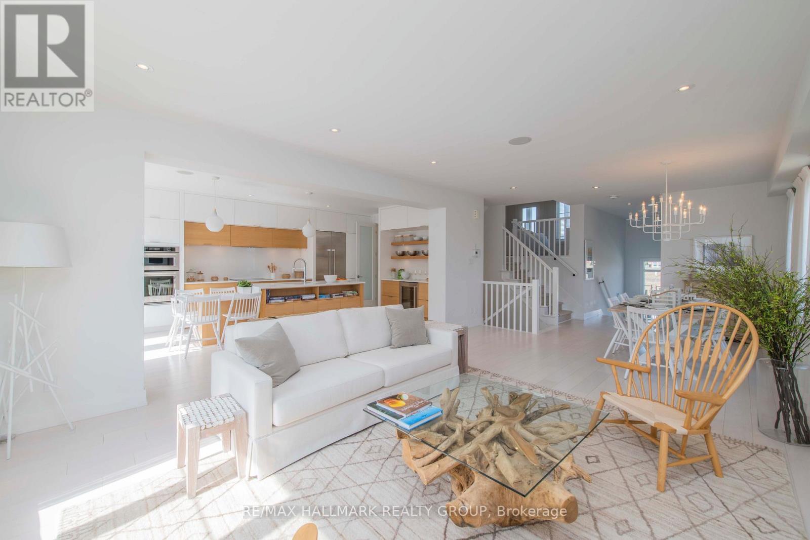 106 Hackamore Crescent, Ottawa, ON - Indoor Photo Showing Living Room