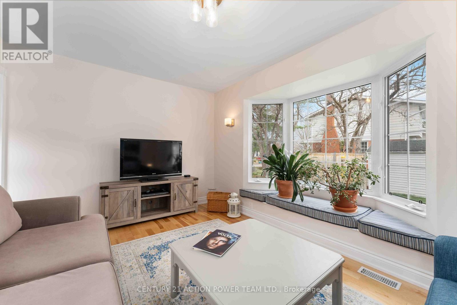 594 Noble Crescent, Ottawa, ON - Indoor Photo Showing Living Room