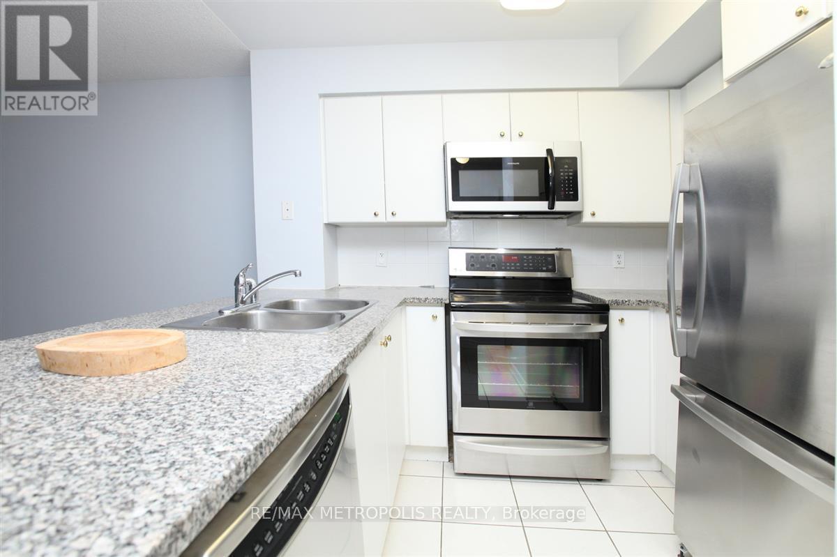321 - 51 Lower Simcoe Street, Toronto, ON - Indoor Photo Showing Kitchen With Double Sink