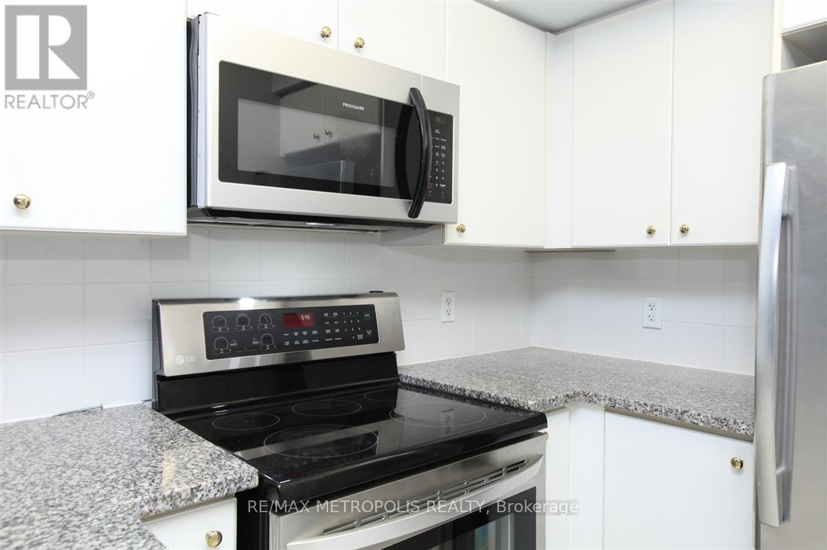 321 - 51 Lower Simcoe Street, Toronto, ON - Indoor Photo Showing Kitchen