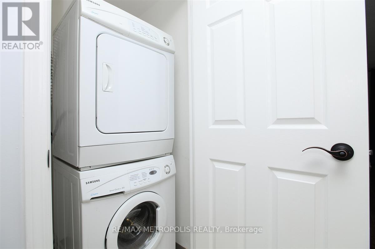 321 - 51 Lower Simcoe Street, Toronto, ON - Indoor Photo Showing Laundry Room