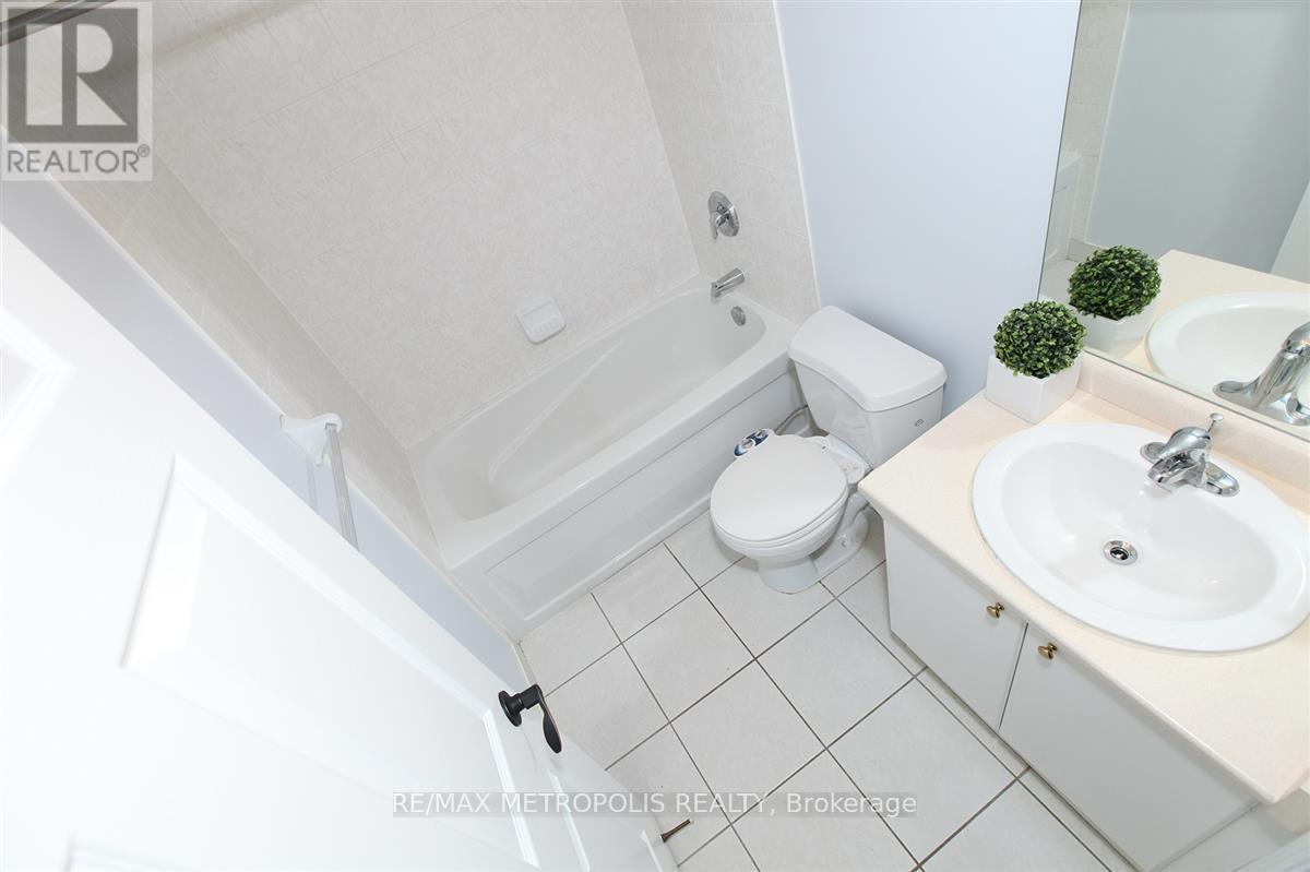 321 - 51 Lower Simcoe Street, Toronto, ON - Indoor Photo Showing Bathroom