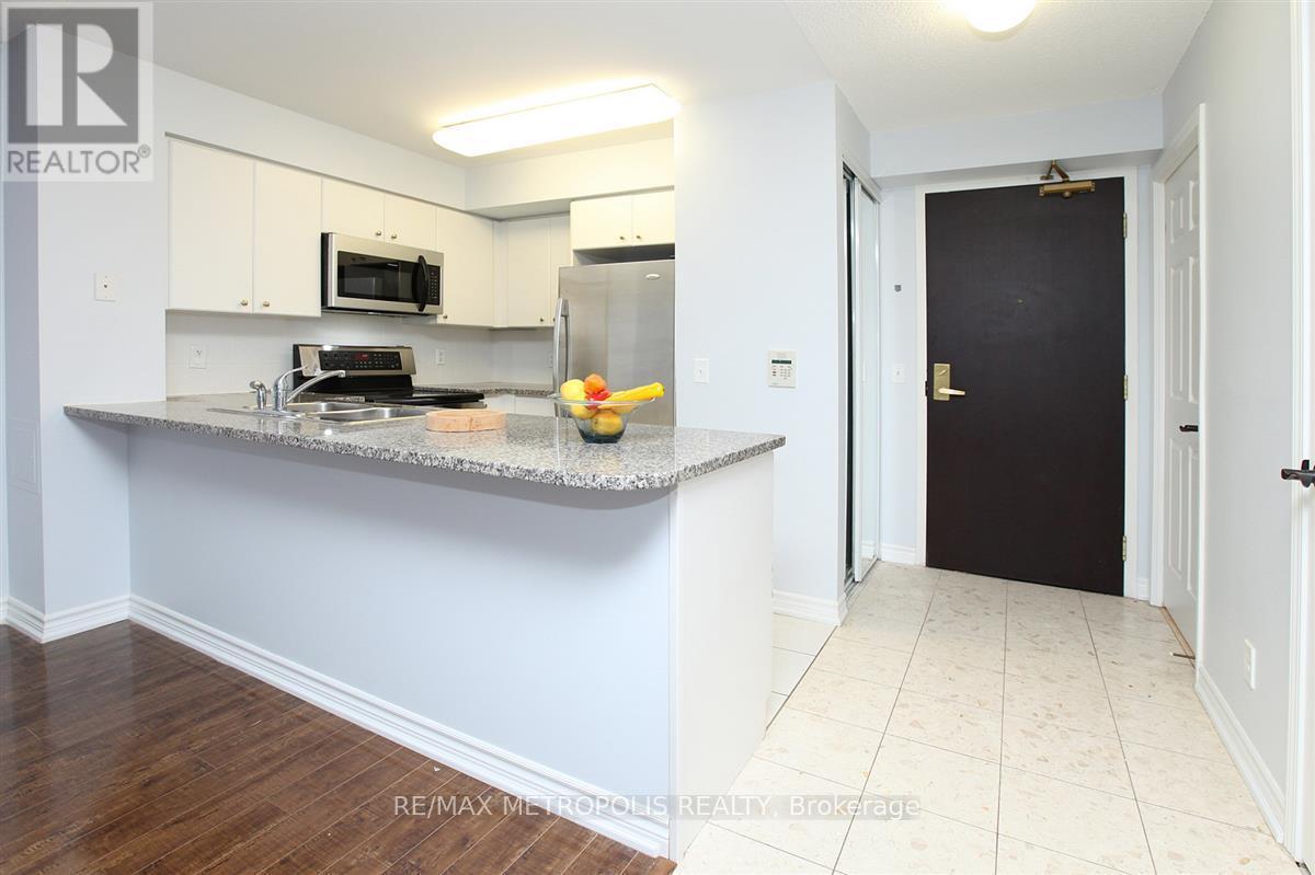 321 - 51 Lower Simcoe Street, Toronto, ON - Indoor Photo Showing Kitchen
