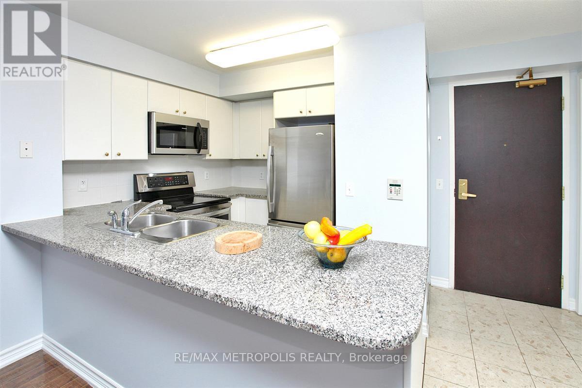 321 - 51 Lower Simcoe Street, Toronto, ON - Indoor Photo Showing Kitchen With Double Sink