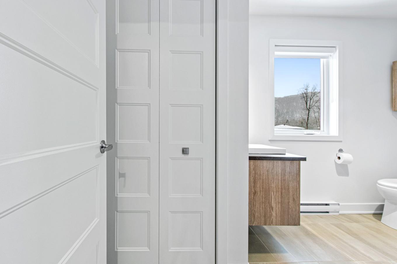 Ensuite bathroom - 550 Rue Charlie-Forbell, Mont-Tremblant, QC - Indoor Photo Showing Other Room