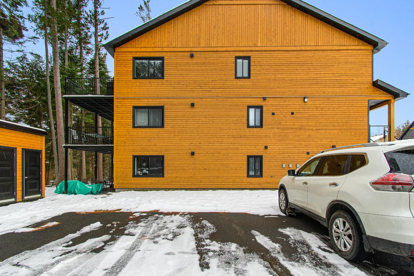 Parking - 550 Rue Charlie-Forbell, Mont-Tremblant, QC - With Exterior