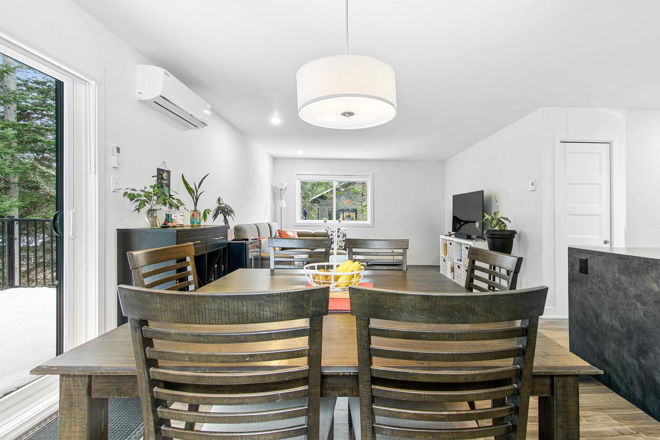 Dining room - 550 Rue Charlie-Forbell, Mont-Tremblant, QC - Indoor Photo Showing Dining Room