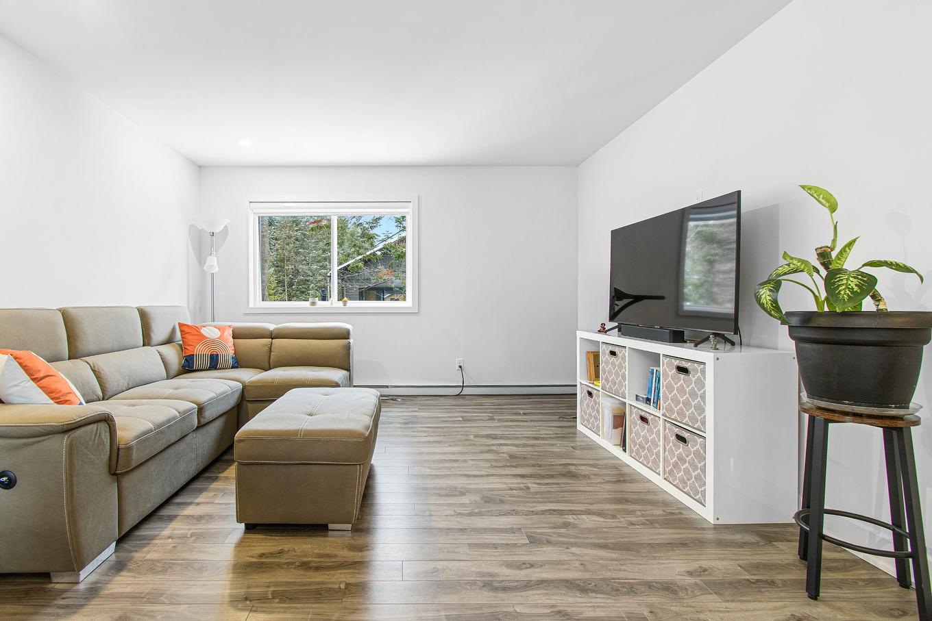 Living room - 550 Rue Charlie-Forbell, Mont-Tremblant, QC - Indoor Photo Showing Living Room