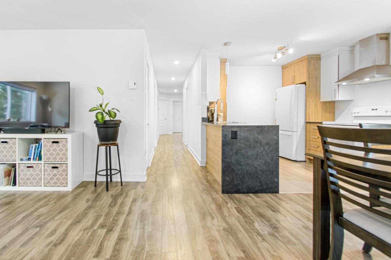 Passageway - 550 Rue Charlie-Forbell, Mont-Tremblant, QC - Indoor Photo Showing Kitchen