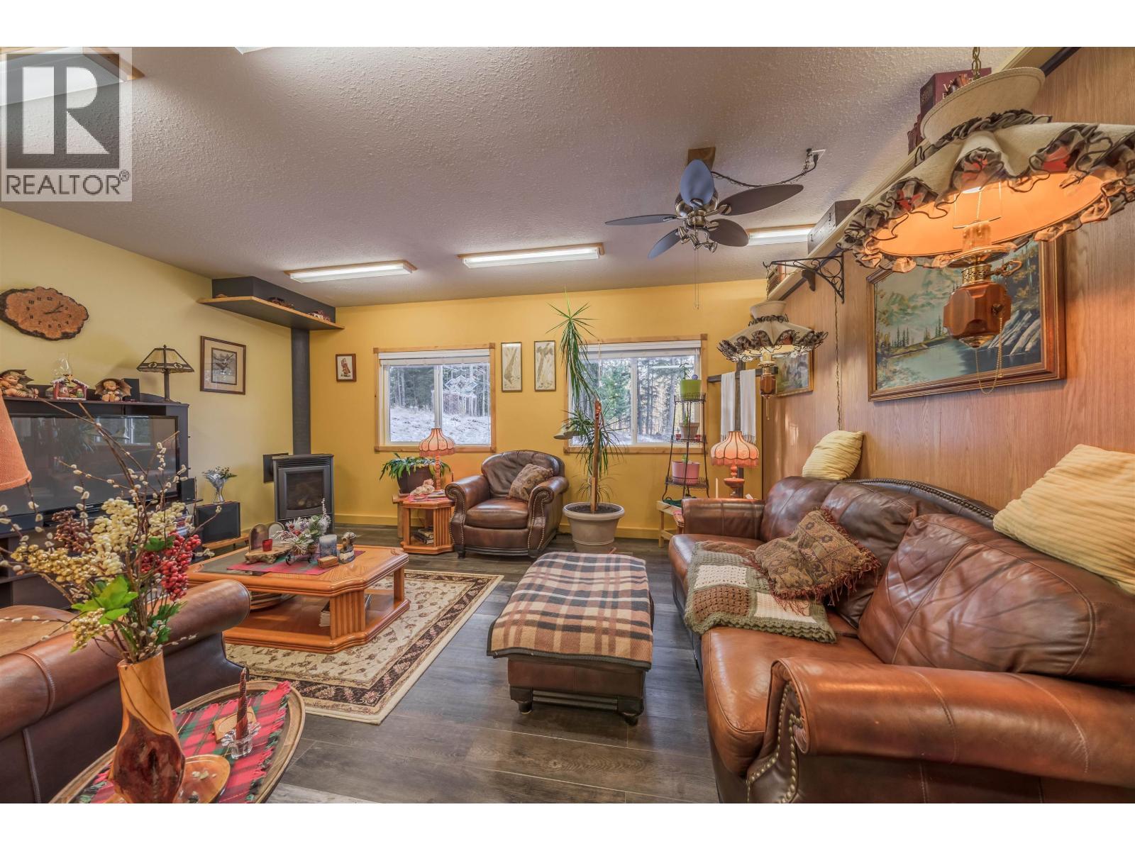 6154 Marlborough Road, Horse Lake, BC - Indoor Photo Showing Living Room