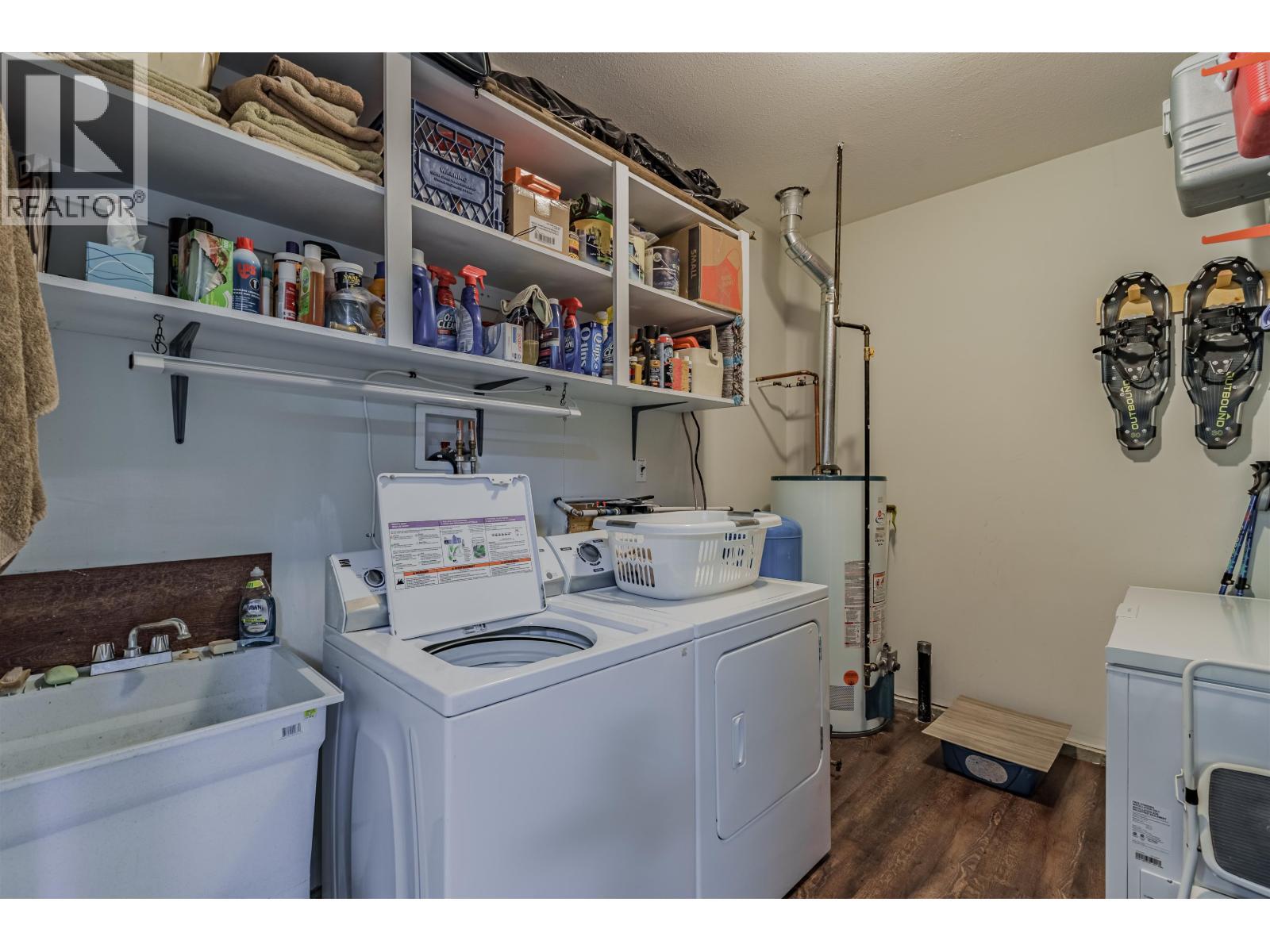 6154 Marlborough Road, Horse Lake, BC - Indoor Photo Showing Laundry Room