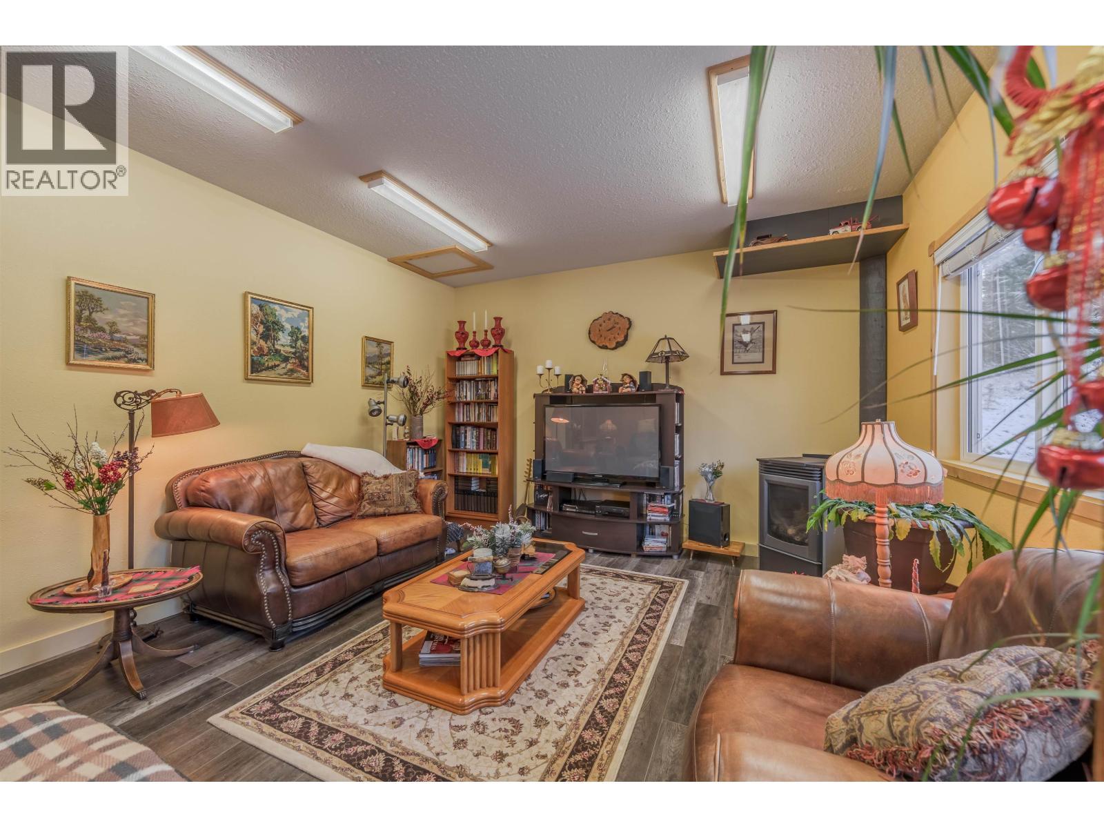 6154 Marlborough Road, Horse Lake, BC - Indoor Photo Showing Living Room