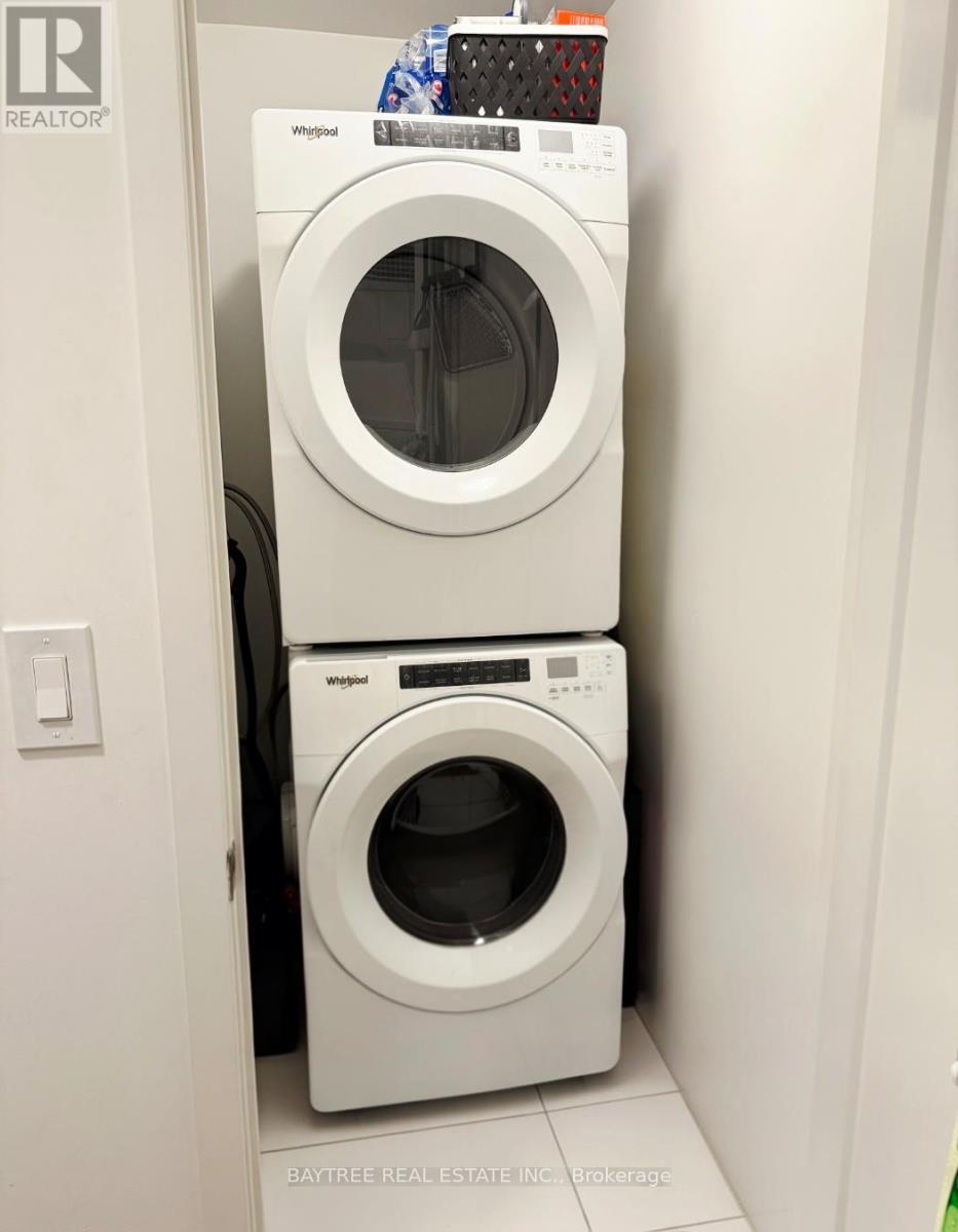 425 - 135 Lower Sherbourne Street W, Toronto, ON - Indoor Photo Showing Laundry Room