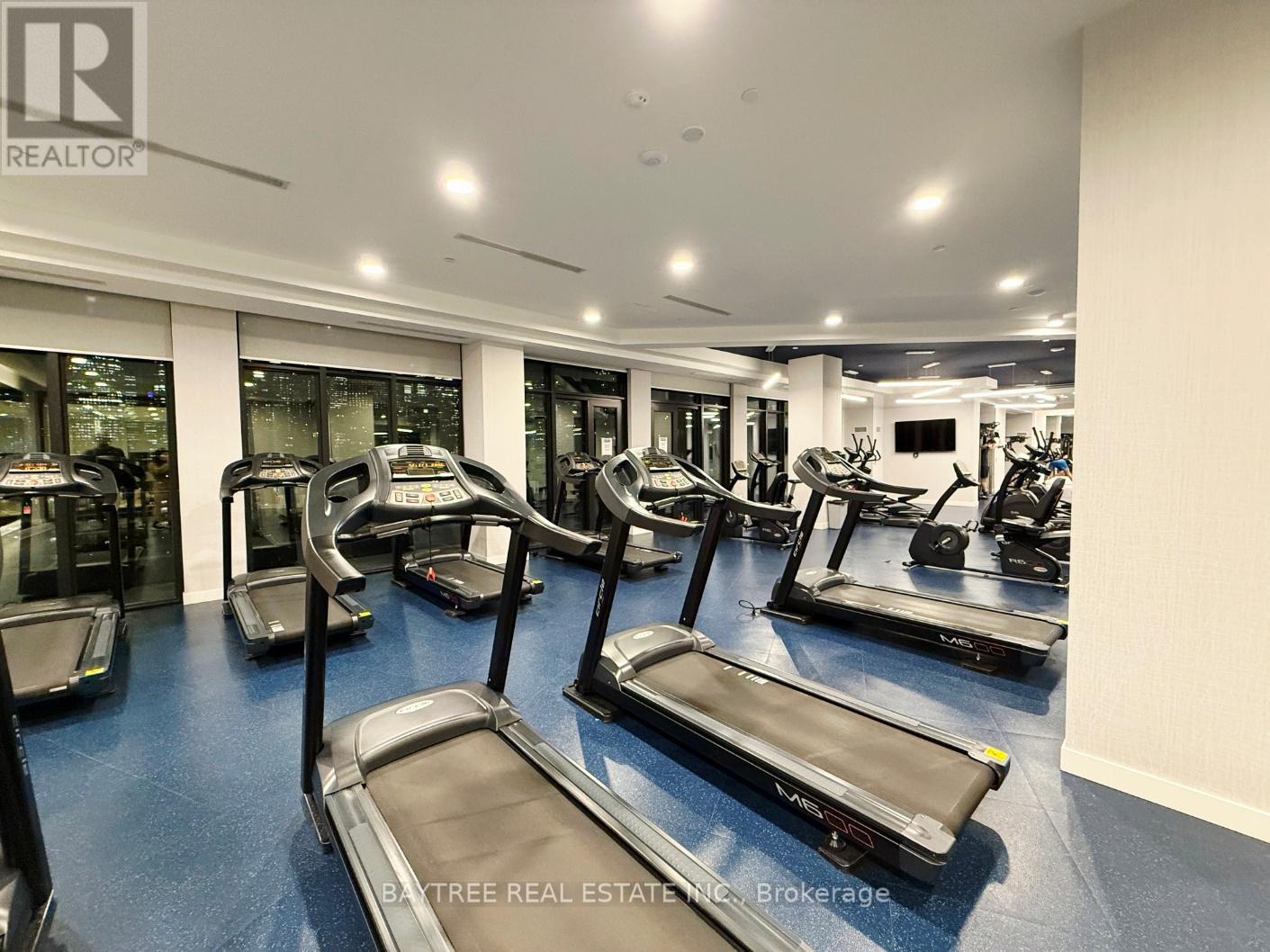 425 - 135 Lower Sherbourne Street W, Toronto, ON - Indoor Photo Showing Gym Room