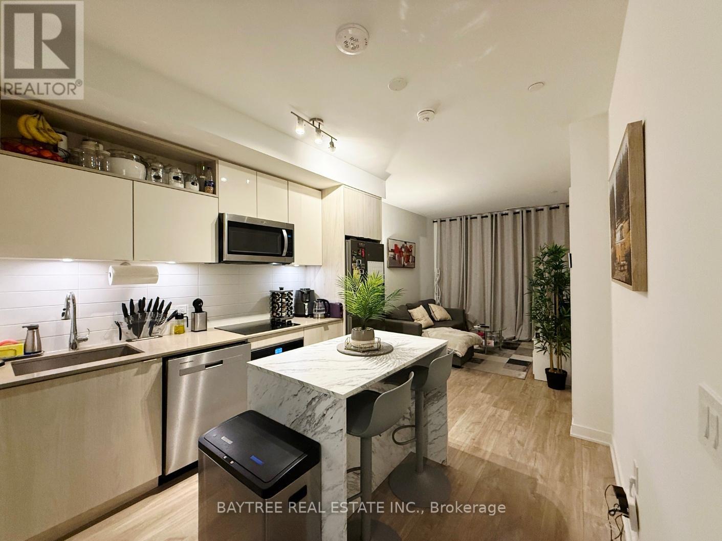 425 - 135 Lower Sherbourne Street W, Toronto, ON - Indoor Photo Showing Kitchen With Upgraded Kitchen