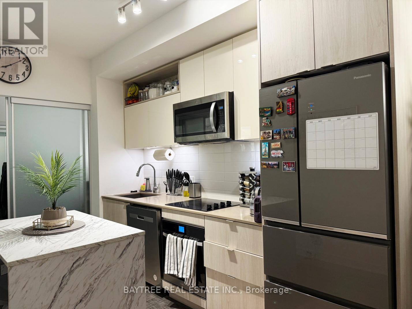 425 - 135 Lower Sherbourne Street W, Toronto, ON - Indoor Photo Showing Kitchen With Upgraded Kitchen