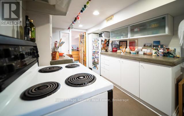 410 Manning Avenue, Toronto, ON - Indoor Photo Showing Kitchen
