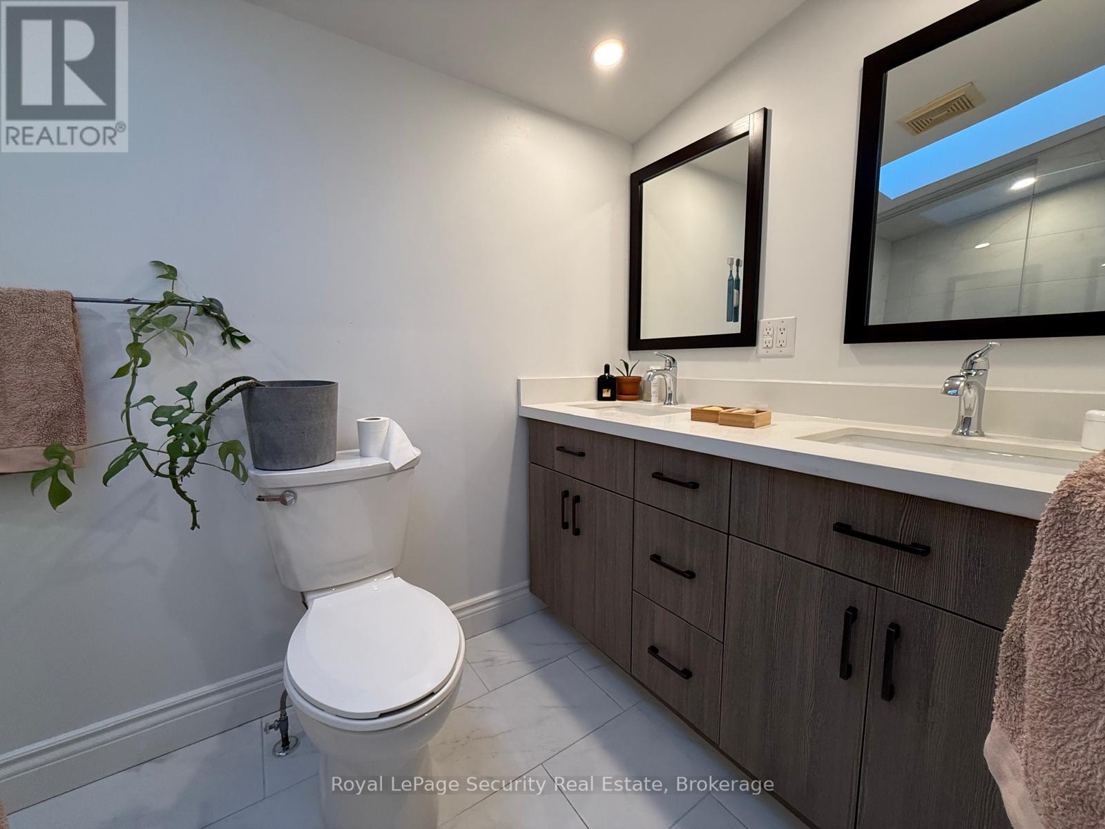 410 Manning Avenue, Toronto, ON - Indoor Photo Showing Bathroom