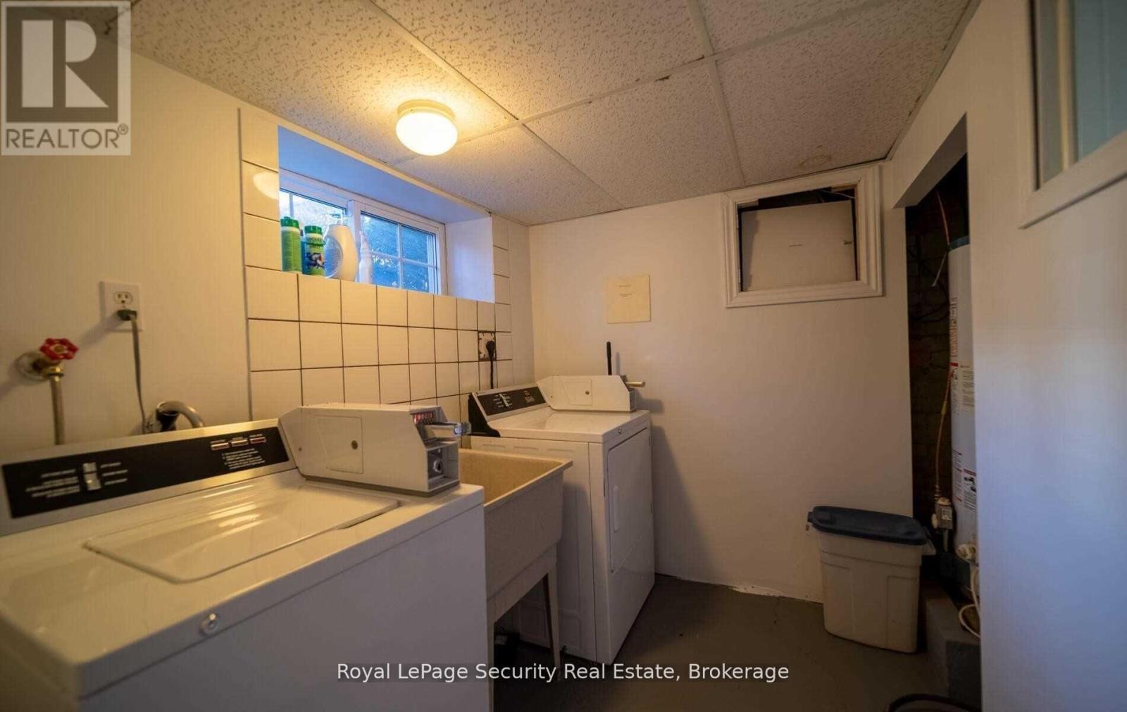 410 Manning Avenue, Toronto, ON - Indoor Photo Showing Laundry Room