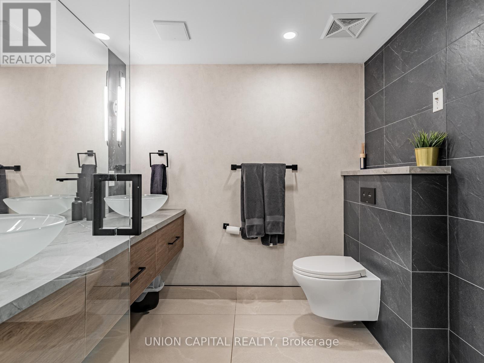 Th3 - 60 Carr Street, Toronto, ON - Indoor Photo Showing Bathroom