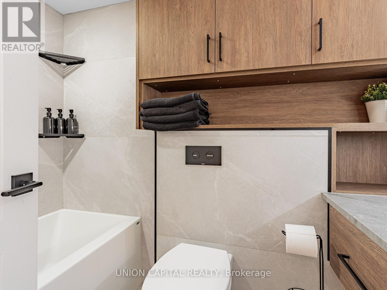 Th3 - 60 Carr Street, Toronto, ON - Indoor Photo Showing Bathroom