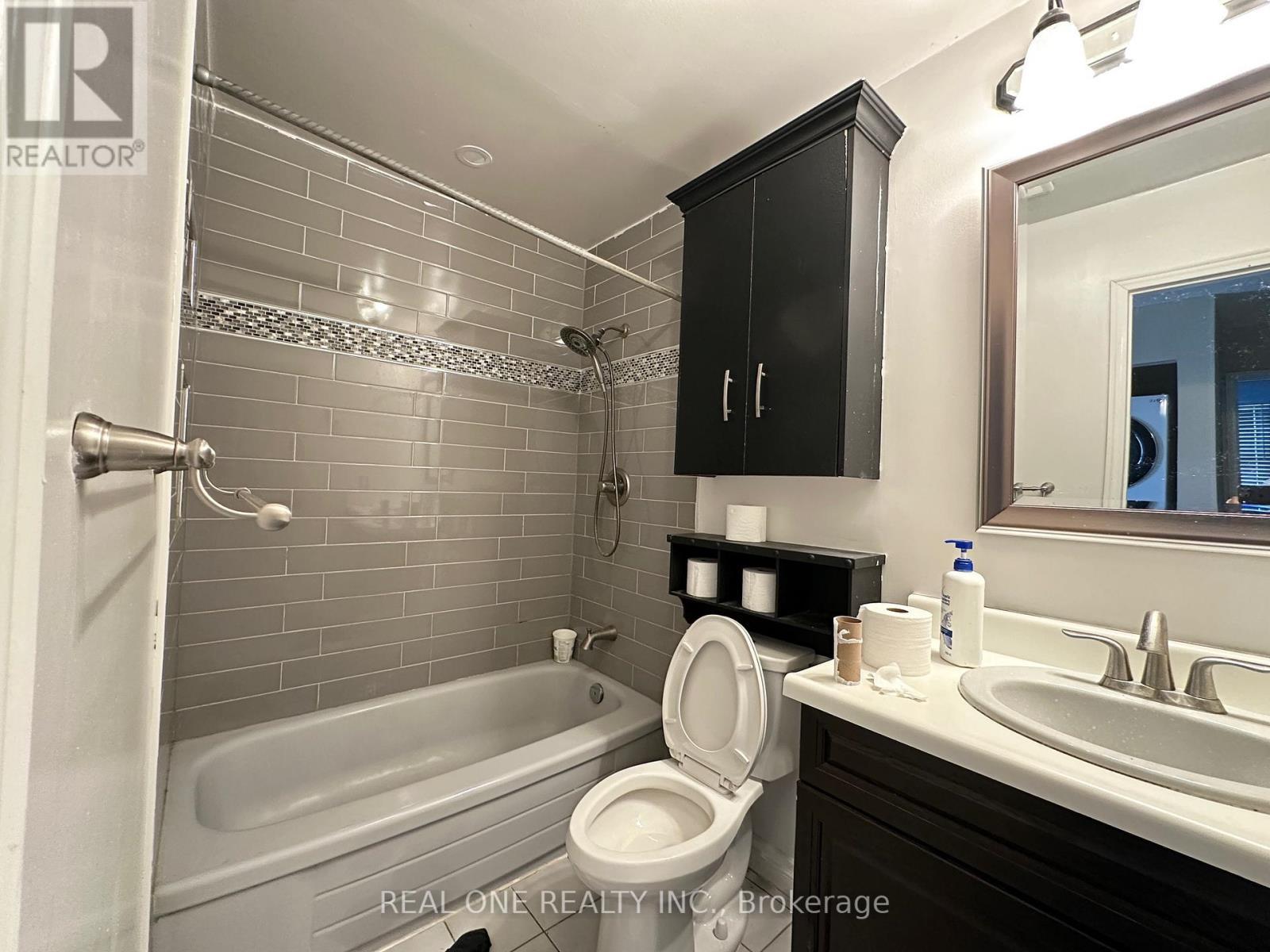 144 Clansman Trail, Mississauga, ON - Indoor Photo Showing Bathroom