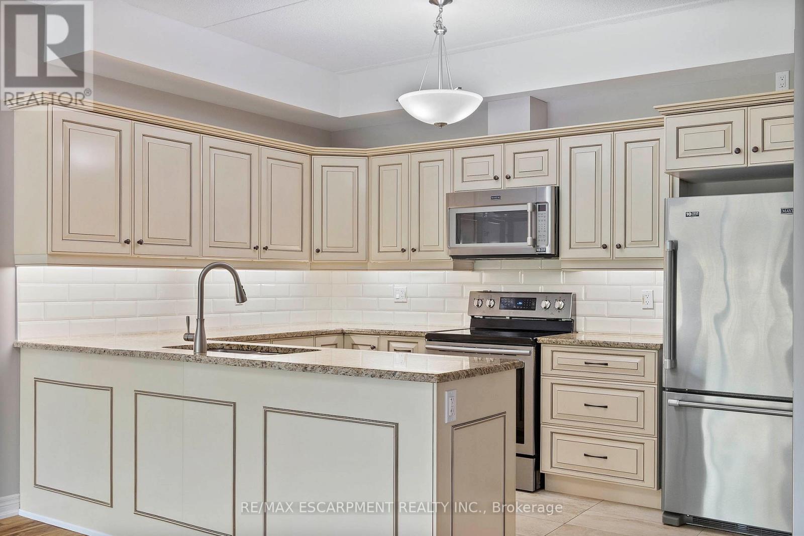 213 - 4644 Pettit Avenue, Niagara Falls, ON - Indoor Photo Showing Kitchen