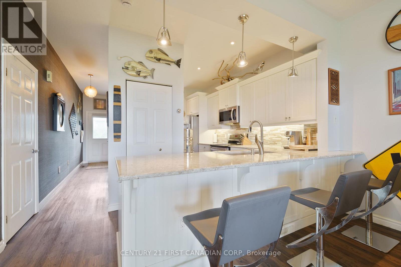 50 - 374 Front Street, Central Elgin, ON - Indoor Photo Showing Kitchen With Upgraded Kitchen