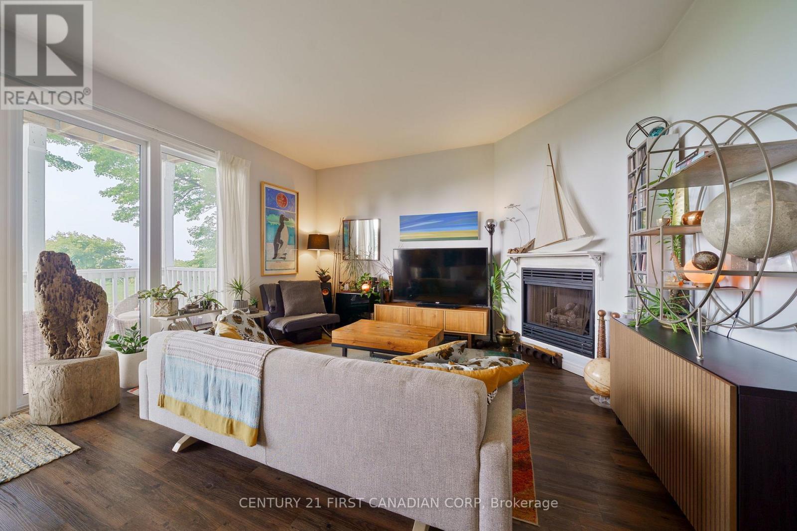 50 - 374 Front Street, Central Elgin, ON - Indoor Photo Showing Living Room With Fireplace