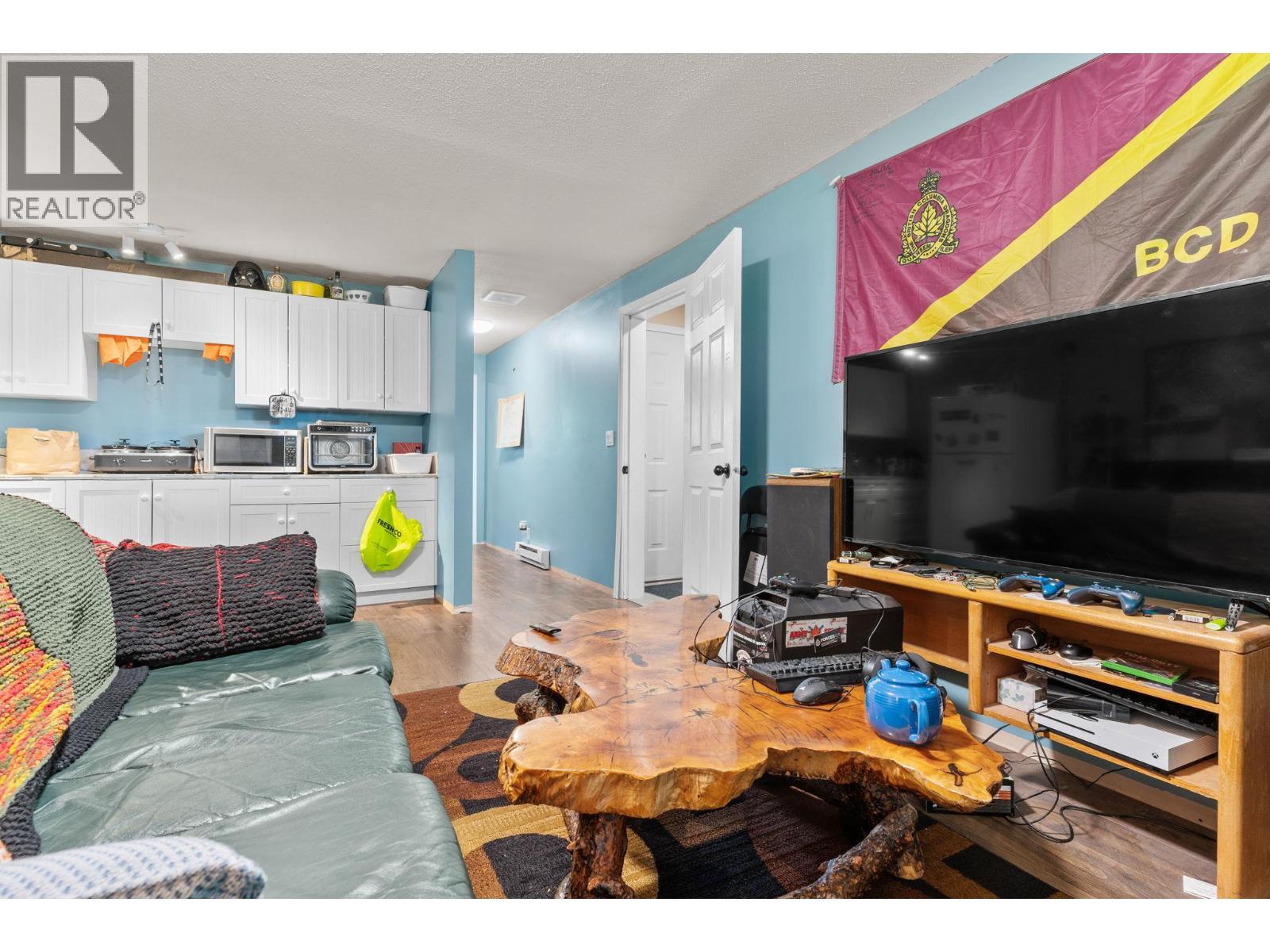 3830 Gellatly Road S, West Kelowna, BC - Indoor Photo Showing Living Room