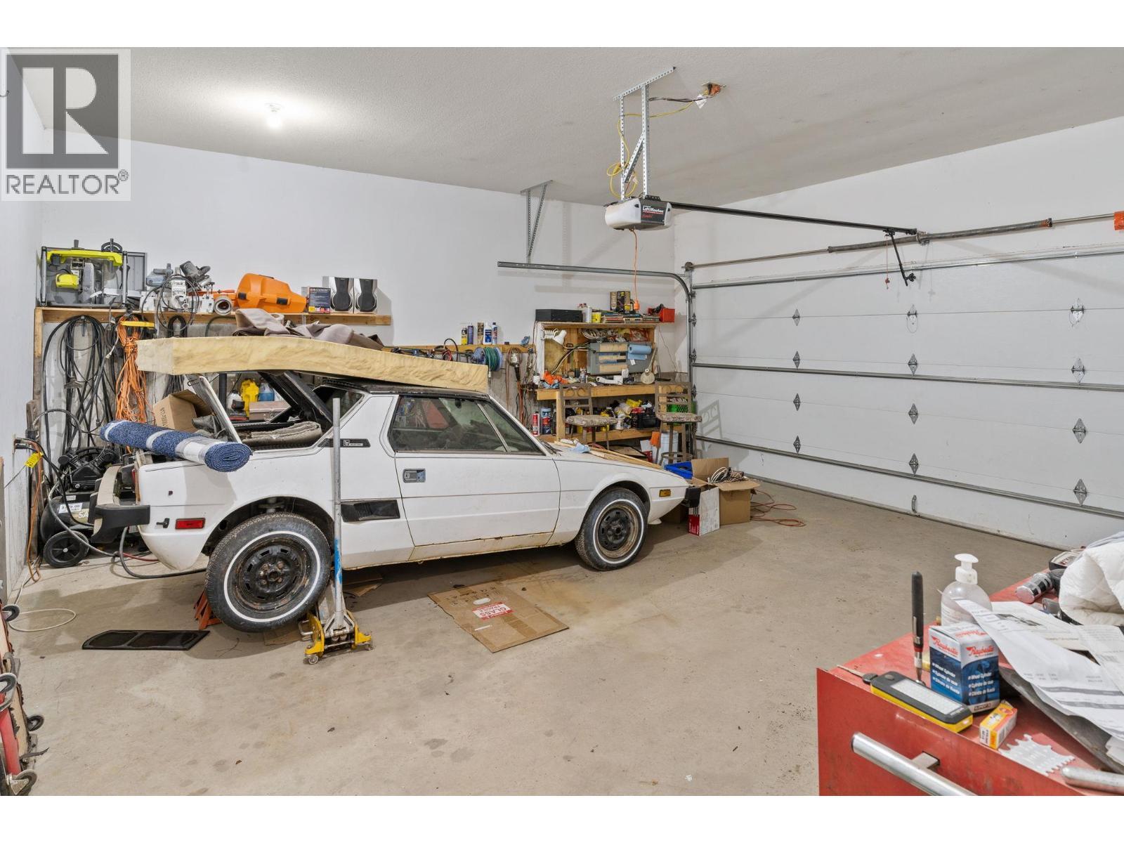 3830 Gellatly Road S, West Kelowna, BC - Indoor Photo Showing Garage