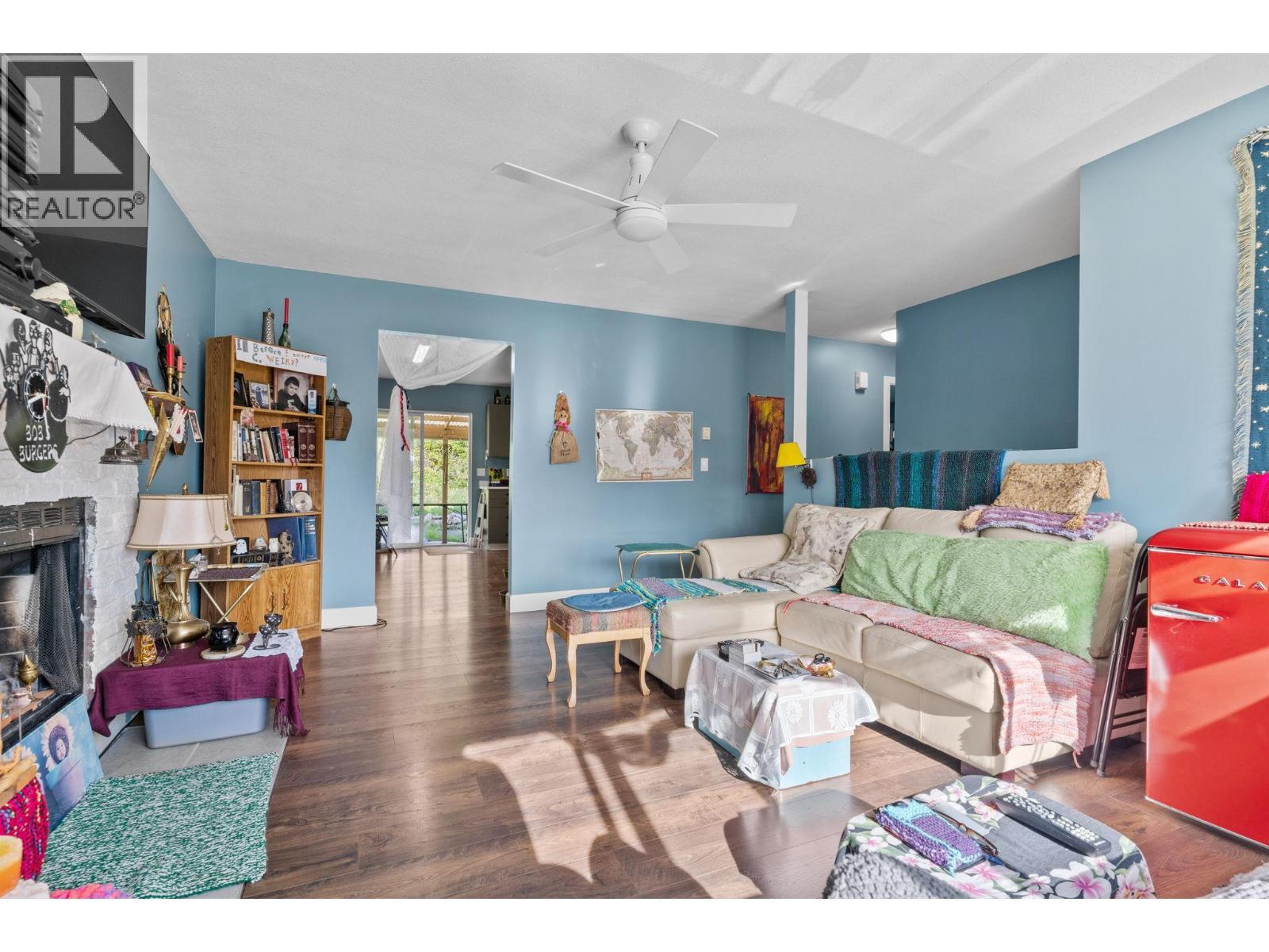 3830 Gellatly Road S, West Kelowna, BC - Indoor Photo Showing Living Room With Fireplace