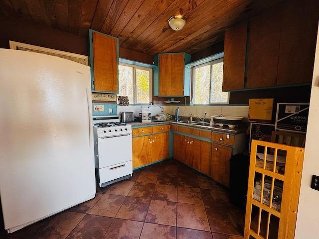 14794 17 Highway E, Dryden, ON - Indoor Photo Showing Kitchen With Double Sink