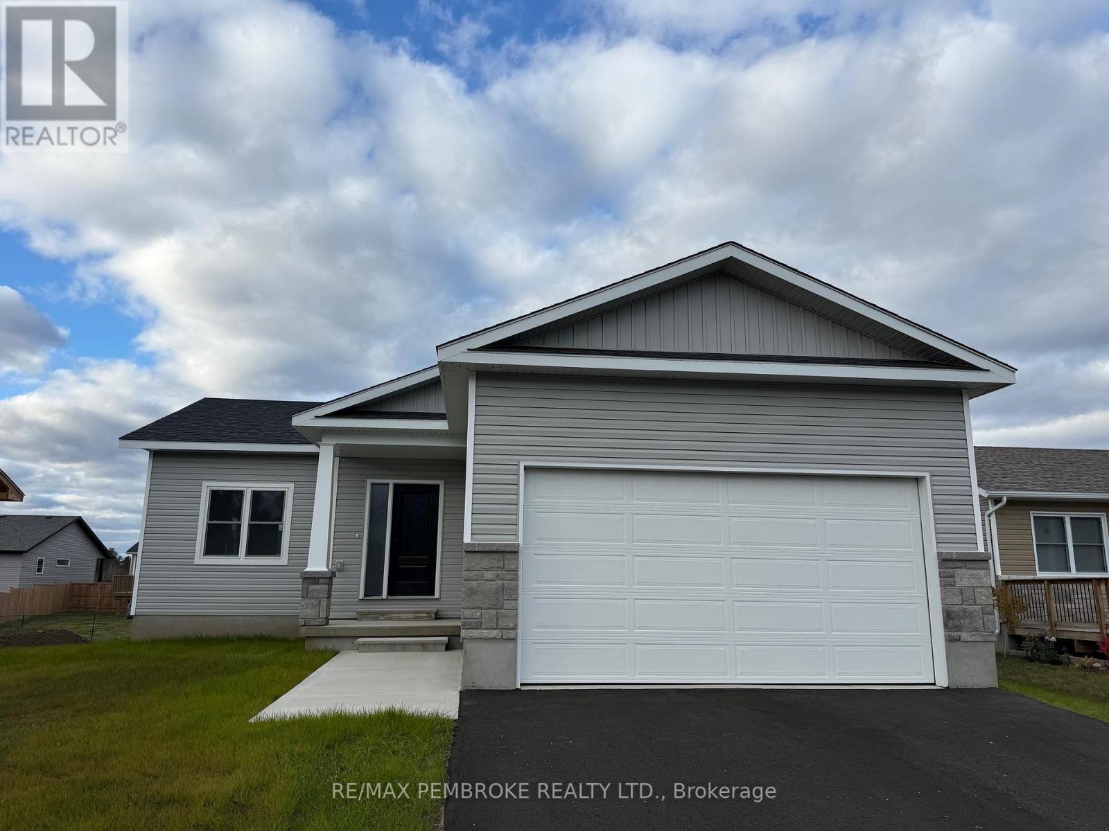14 Durant Street, Petawawa, ON - Outdoor
