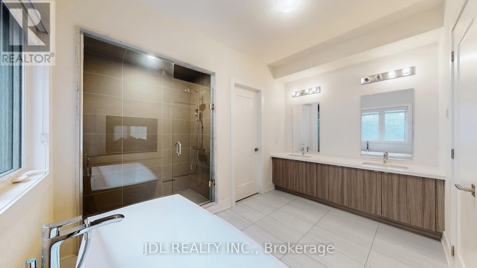 97 Milky Way Drive, Richmond Hill, ON - Indoor Photo Showing Bathroom