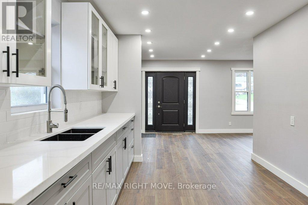 406 Sundial Drive, Orillia, ON - Indoor Photo Showing Kitchen With Double Sink With Upgraded Kitchen