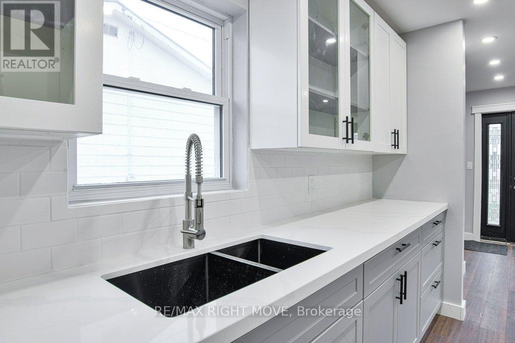 406 Sundial Drive, Orillia, ON - Indoor Photo Showing Kitchen With Double Sink