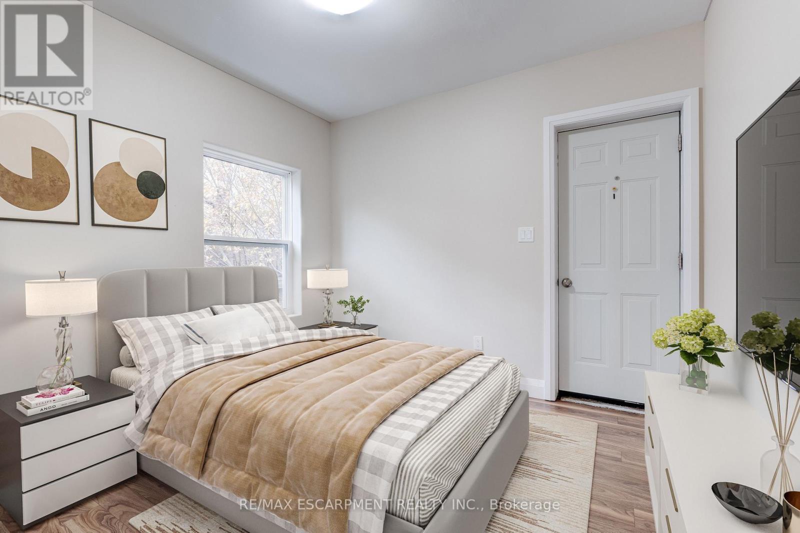 152 Sanford Avenue S, Hamilton, ON - Indoor Photo Showing Bedroom
