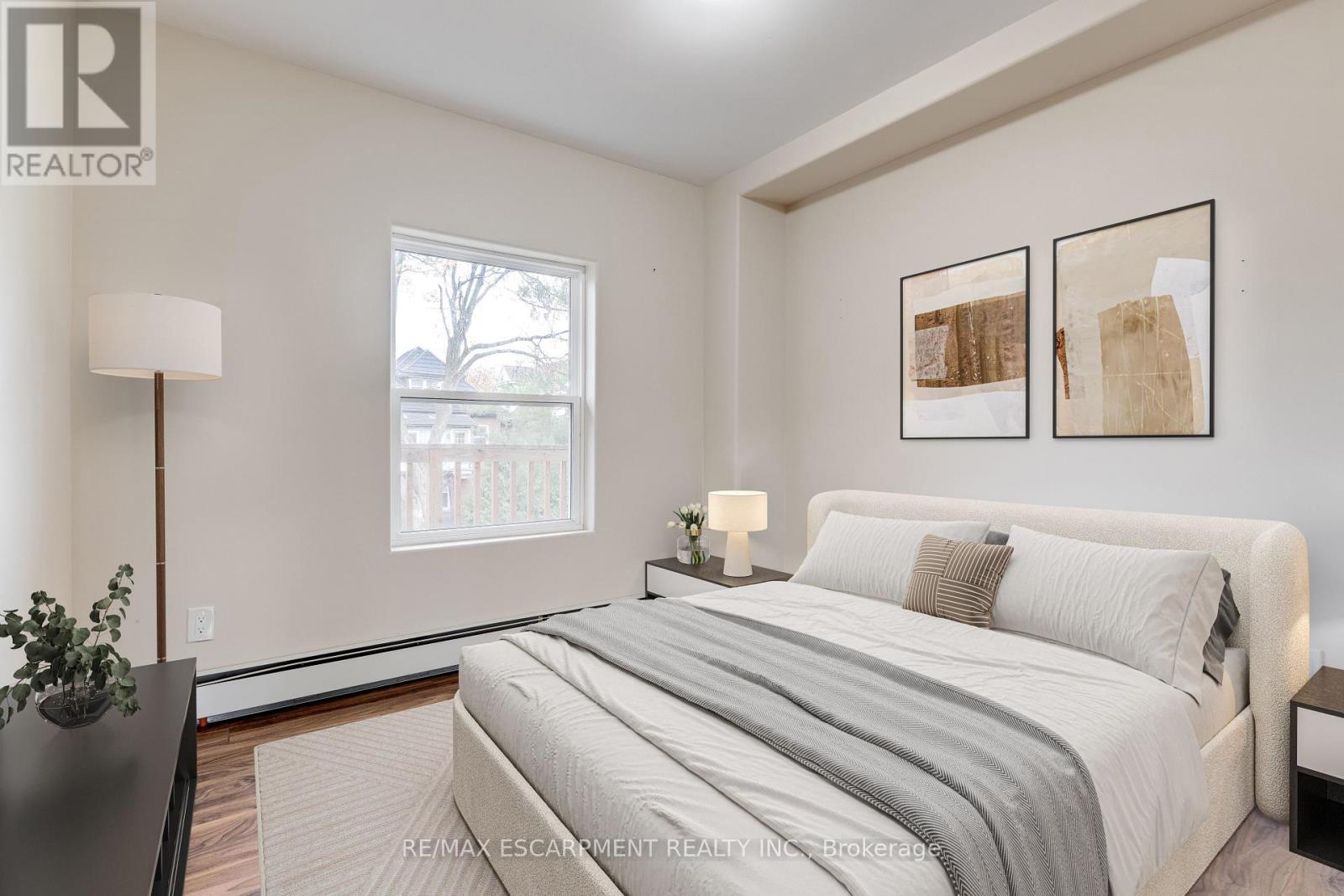 152 Sanford Avenue S, Hamilton, ON - Indoor Photo Showing Bedroom