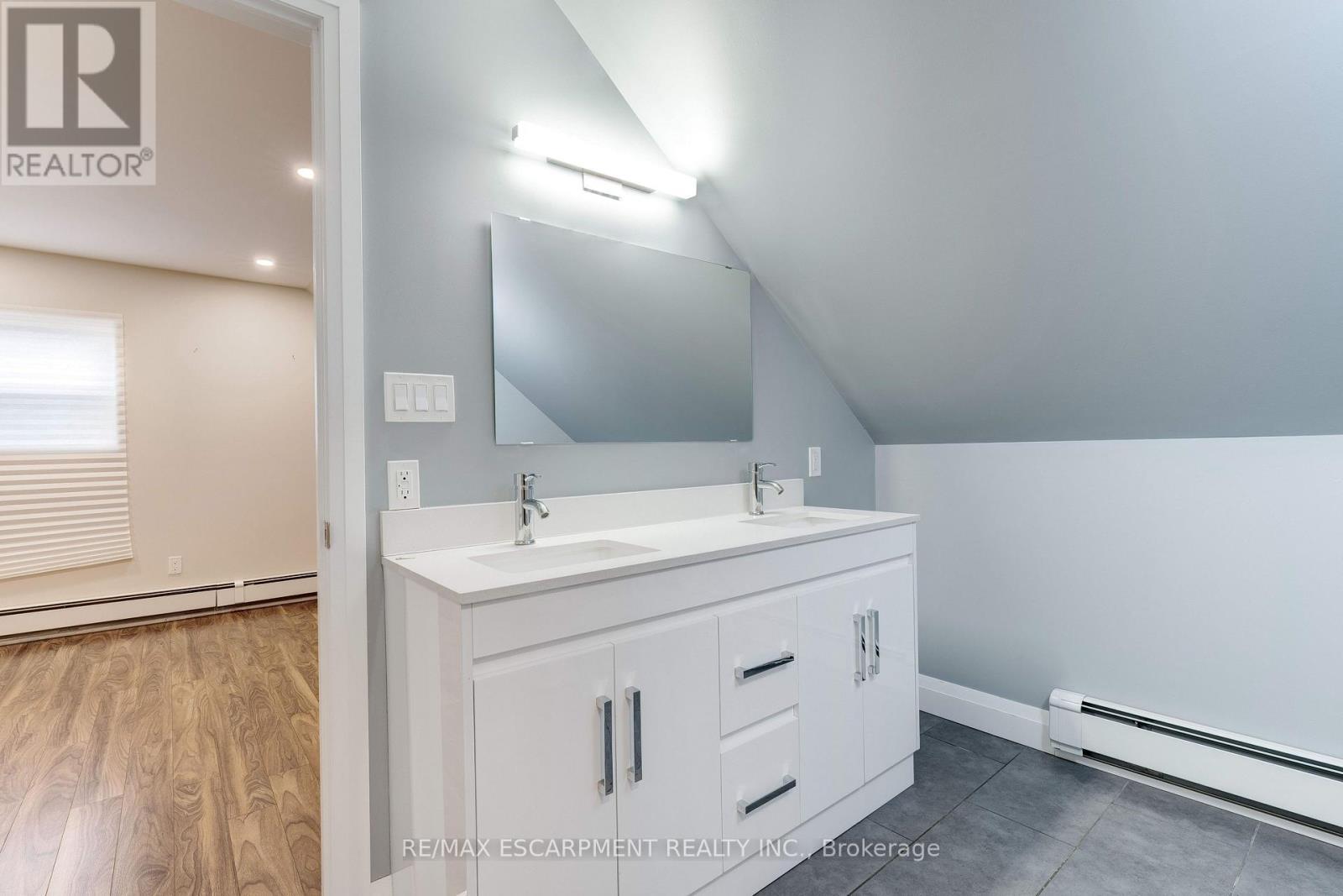 152 Sanford Avenue S, Hamilton, ON - Indoor Photo Showing Bathroom