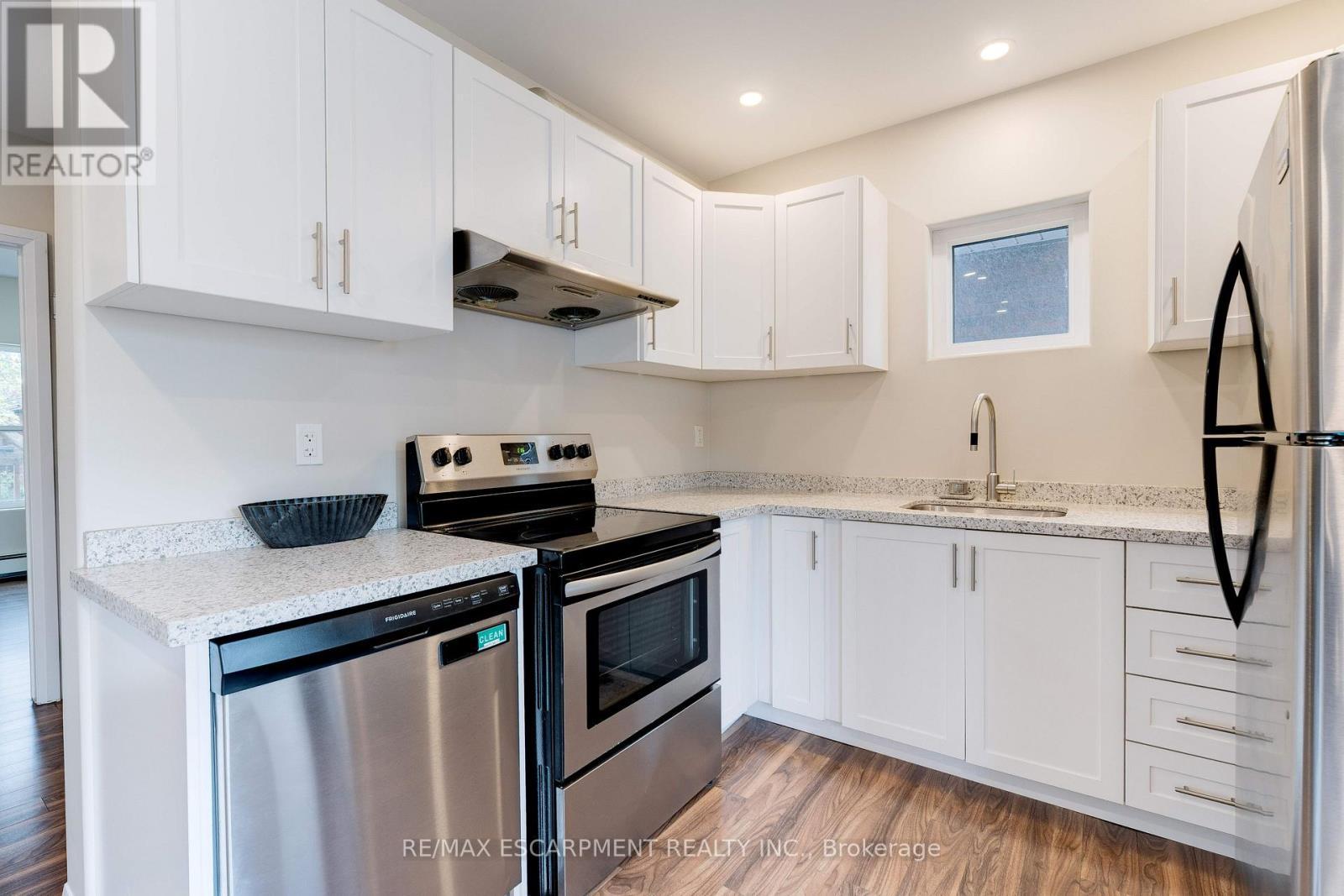 152 Sanford Avenue S, Hamilton, ON - Indoor Photo Showing Kitchen With Upgraded Kitchen