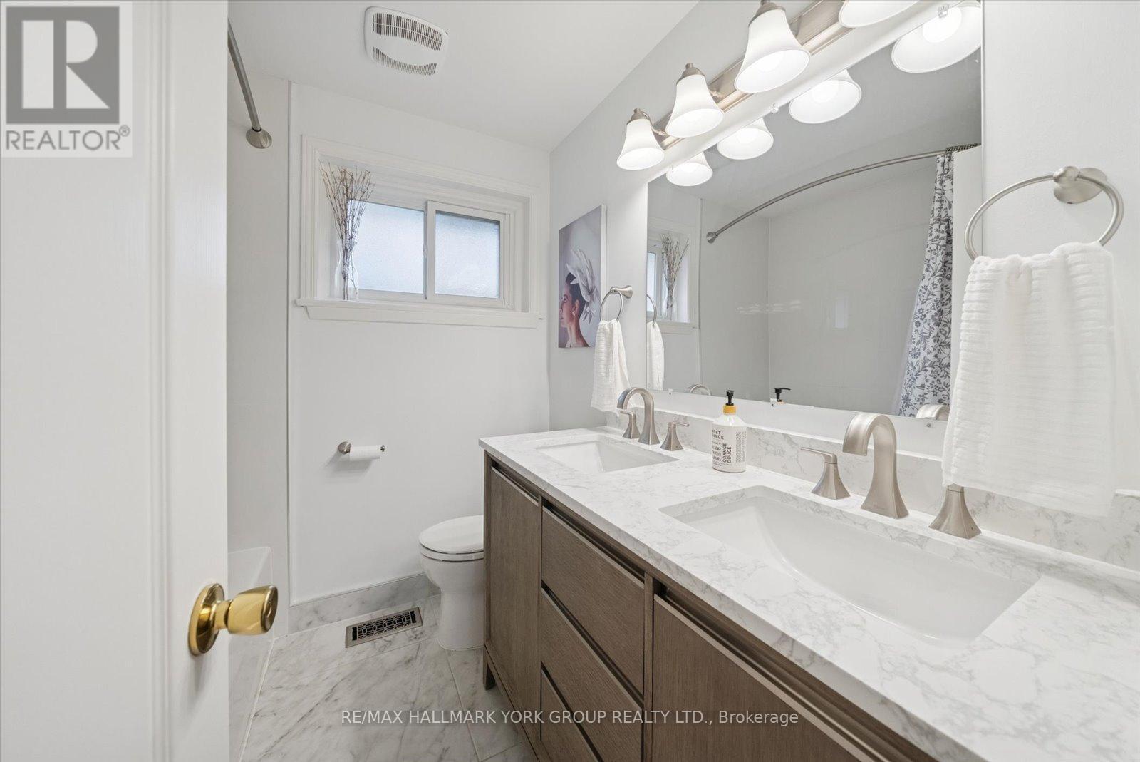 59 Grove Park Crescent, Toronto, ON - Indoor Photo Showing Bathroom