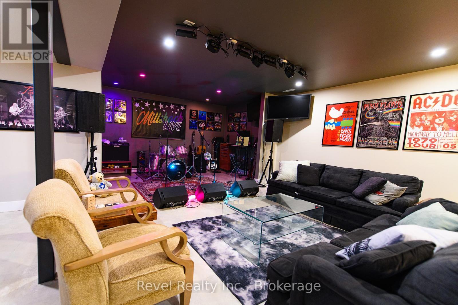 Lower Level- Family Room - 2331 N Nottawasaga 6 Concession, Clearview (Batteaux), ON - Indoor Photo Showing Living Room