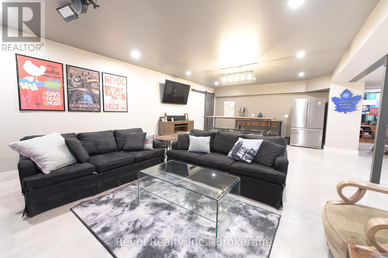 Lower Level- Family Room - 2331 N Nottawasaga 6 Concession, Clearview (Batteaux), ON - Indoor Photo Showing Living Room