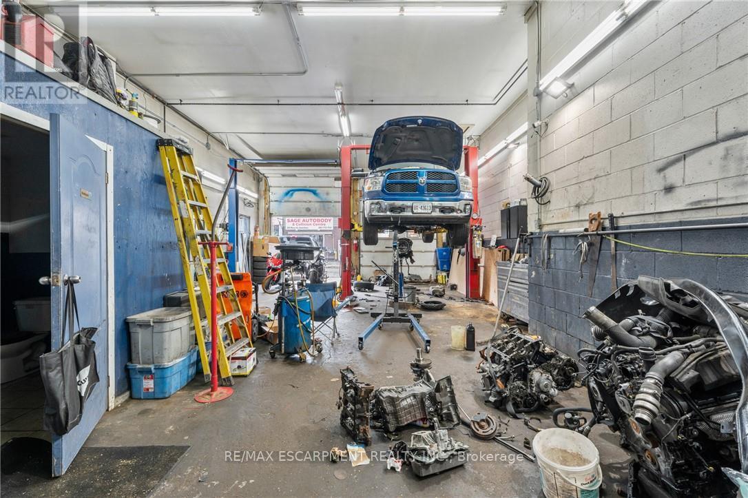 246 Mary Street, Hamilton, ON - Indoor Photo Showing Garage